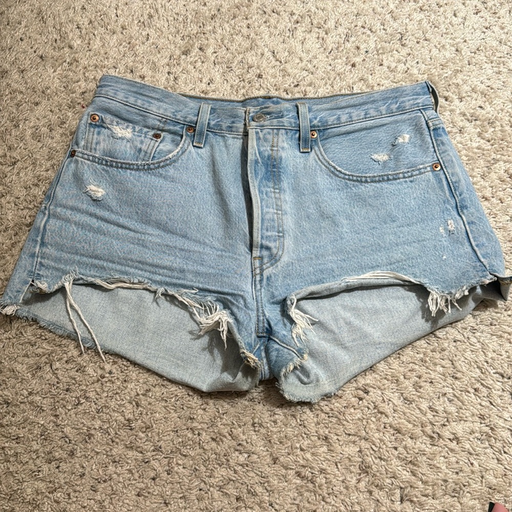 LEVIS LIGHT WASH DENIM DISTRESSED SHORTS HIGH WAISTED